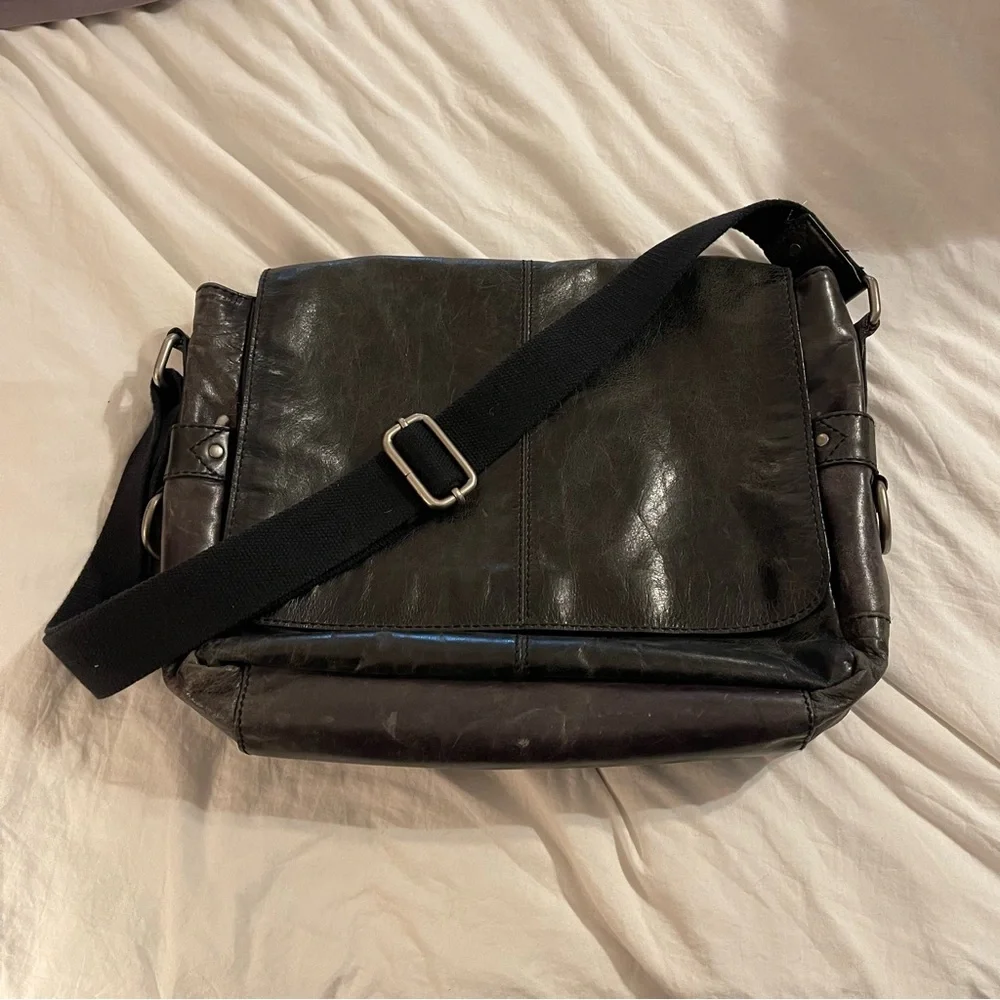 Vintage Fossil Black Leather Messenger Bag Magnetic Flap Commuter